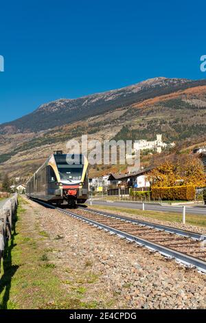 Schluderns, province de Bolzano, Tyrol du Sud, Italie. Le train Vinschgau en face du Churburg Banque D'Images