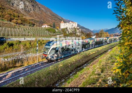 Kastelbell / Tschars, province de Bolzano, Tyrol du Sud, Italie. Le train Vinschgau en face du château de Kastelbell Banque D'Images