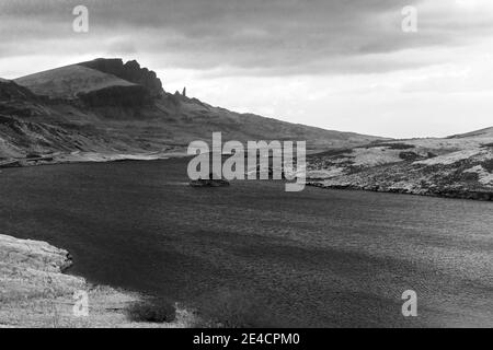 Grande-Bretagne, Écosse, Hébrides intérieures, île de Skye, Trotternish, lac surplombant le vieil homme de Storr Banque D'Images