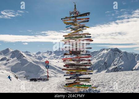 Europe, Autriche, Tyrol, Ischgl, poste de signalisation dans le domaine skiable de Pardatschgrat au-dessus d'Idalp Banque D'Images