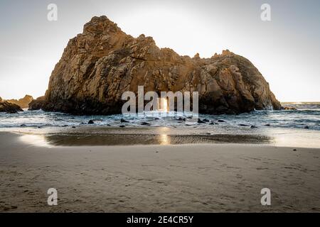 Des poutres d'hiver traversent la Keyhole Arch Banque D'Images