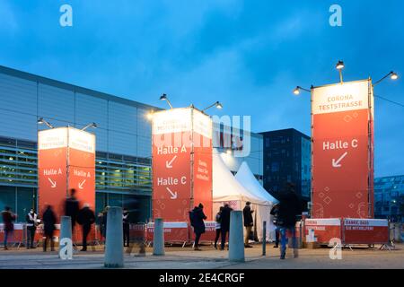 Vienne, entrée pour les tests de masse pour une infection à coronavirus au salon Messe Wien, du 4 au 13 décembre 2020 en 02. Leopoldstadt, Autriche Banque D'Images