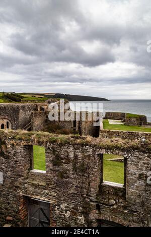 Vue depuis le dessus des murs en ruines, des escaliers et des ouvertures de fenêtres de Charles fort, Kinsale, Irlande Banque D'Images