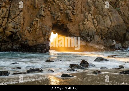 Des poutres d'hiver traversent la Keyhole Arch Banque D'Images