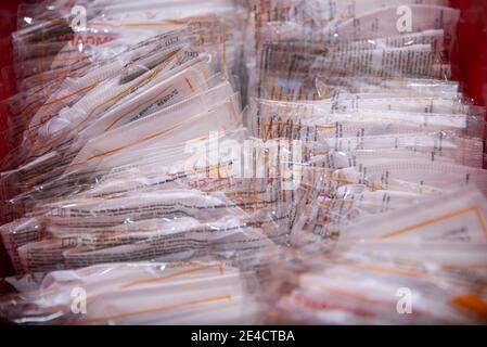 Les masques FFP2 sont dans une boîte Banque D'Images