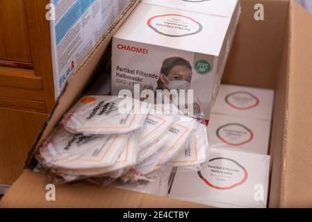 Les masques FFP2 sont dans une boîte Banque D'Images