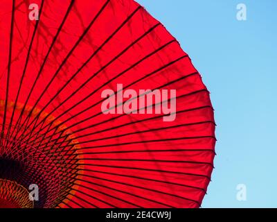 Un parasol rouge contre le ciel bleu à Tokyo, au Japon. Banque D'Images