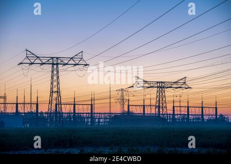 Pylônes à courant lourd, pylônes d'électricité, lignes électriques, sous-station Wolmirstedt, Saxe-Anhalt, Allemagne Banque D'Images