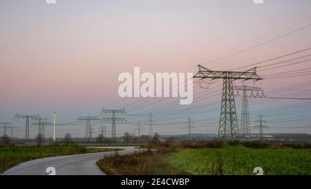 Pylônes à courant lourd, pylônes d'électricité, lignes électriques, sous-station Wolmirstedt, Saxe-Anhalt, Allemagne Banque D'Images