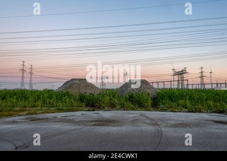 Pylônes à courant lourd, pylônes d'électricité, lignes électriques, sous-station Wolmirstedt, Saxe-Anhalt, Allemagne Banque D'Images