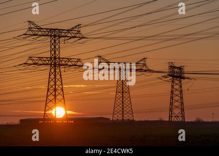 Lever du soleil, pylônes à courant lourd, pylônes électriques, lignes électriques, sous-station Wolmirstedt, Saxe-Anhalt, Allemagne Banque D'Images