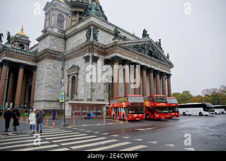 Saint-Pétersbourg, Russie - novembre 2020 navette de la ville à impériale bus touristique confortable Volvo sur la place Saint Isaac. Arrière-plan de la cathédrale Saint-Isaacs Banque D'Images