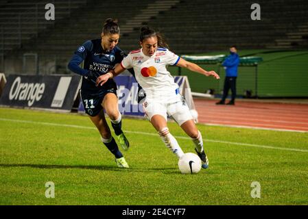 Clara Mateo du FC Paris et Selma Bacha de l'Olympique Lyonnais lutte pour le ballon pendant le championnat de France Women&#039;s. / LM Banque D'Images