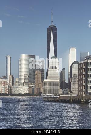 Horizon de Manhattan vu de Jersey City au coucher du soleil, image colorée, États-Unis. Banque D'Images