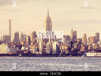 Horizon de New York au coucher du soleil doré, image colorée, États-Unis. Banque D'Images