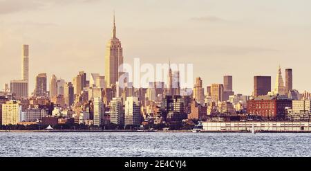 Horizon de New York au coucher du soleil doré, image colorée, États-Unis. Banque D'Images