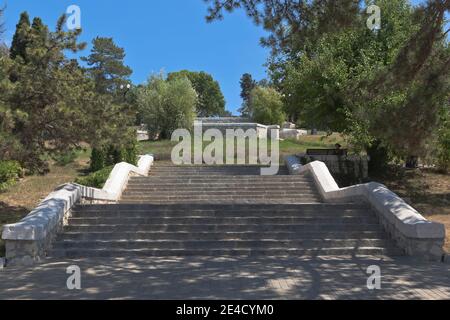 Sébastopol, Crimée, Russie - 27 juillet 2020 : rampe d'escalier dans le complexe commémoratif Malakhov Kurgan, dans la ville héro de Sébastopol, Crimée Banque D'Images