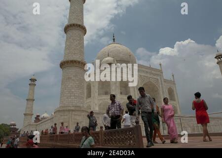 Les visiteurs se promeront à la sortie du Taj Mahal à Agra, Uttar Pradesh, Inde. Banque D'Images