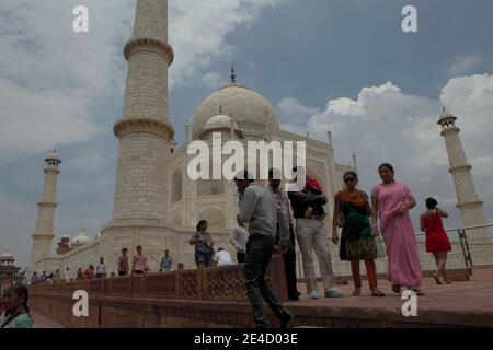 Les visiteurs se promeront à la sortie du Taj Mahal à Agra, Uttar Pradesh, Inde. Banque D'Images