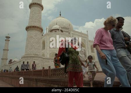 Les visiteurs se promeront à la sortie du Taj Mahal à Agra, Uttar Pradesh, Inde. Banque D'Images