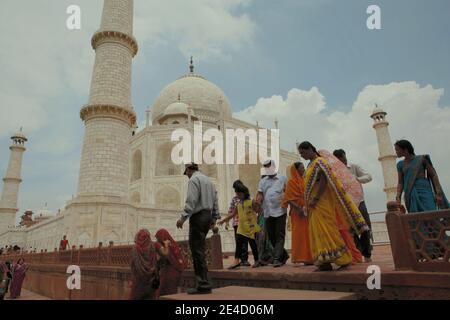 Les visiteurs se promeront à la sortie du Taj Mahal à Agra, Uttar Pradesh, Inde. Banque D'Images