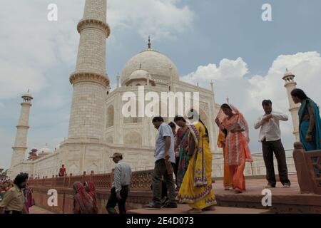 Les visiteurs se promeront à la sortie du Taj Mahal à Agra, Uttar Pradesh, Inde. Banque D'Images