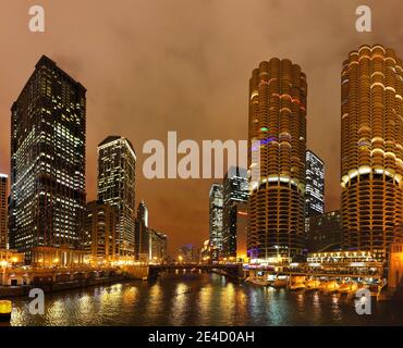 Chicago, 1er FÉVRIER 2012 - vue nocturne de Marina City avec scène de rivière Banque D'Images