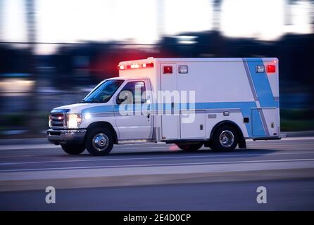 Une ambulance se lance pour répondre aux situations d'urgence. Banque D'Images