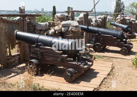 Sébastopol, Crimée, Russie - 27 juillet 2020 : canons de la batterie de Zhitkov dans le complexe commémoratif Malakhov Kurgan de la ville héro de Sébastopol, Crimée Banque D'Images