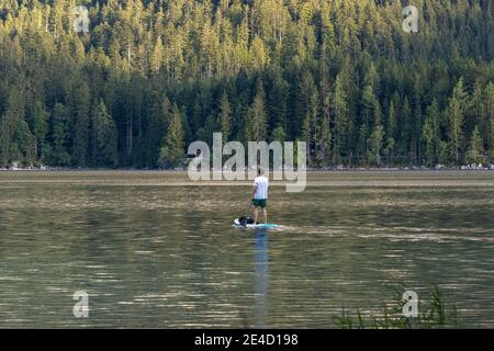 Les touristes se détendent en bord de mer dans le lac Eibsee près de Zugspitze in Allemagne été Banque D'Images