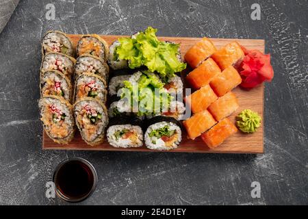 Vue de dessus sur les rouleaux de sushi assortis avec sauce soja Banque D'Images