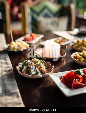 Table servie avec différents hors-d'œuvre gastronomiques Banque D'Images