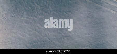 La texture de la neige blanche en hiver sur le terrain à partir de la hauteur d'un drone volant. Arrière-plan de la conception Banque D'Images