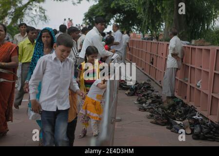 Les foules à l'endroit où les visiteurs peuvent laisser leurs chaussures avant d'entrer sur le site du patrimoine du Taj Mahal à Agra, Uttar Pradesh, Inde. Les visiteurs reçoivent des chaussettes jetables pour éviter que leurs chaussures ne transfèrent des matériaux nocifs au site du patrimoine mondial situé à Agra, Uttar Pradesh, Inde. Banque D'Images