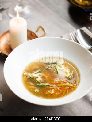 Soupe de nouilles de poulet maison dans une assiette blanche Banque D'Images