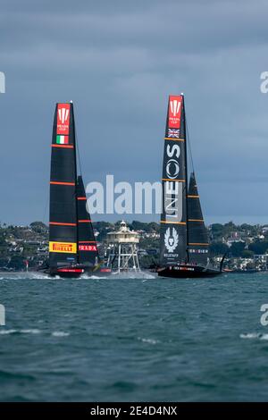 Auckland, Nouvelle-Zélande. 23 janvier 2021. L'équipe INEOS UK et l'équipe Luna Rossa Prada Pirelli se battent dans leur match Round Robin Three de la coupe Prada. Samedi 23 janvier 2021. Droits d'auteur : Chris Cameron/Alay Live News Banque D'Images