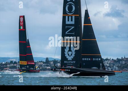 Auckland, Nouvelle-Zélande. 23 janvier 2021. L'équipe INEOS UK et l'équipe Luna Rossa Prada Pirelli se battent dans leur match Round Robin Three de la coupe Prada. Samedi 23 janvier 2021. Droits d'auteur : Chris Cameron/Alay Live News Banque D'Images
