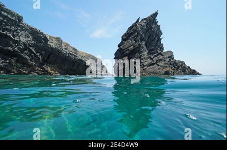 Roche sauvage et côte rocheuse vue de la surface de l'eau, mer Méditerranée, Cap Cerbere à la frontière entre l'Espagne et la France Banque D'Images