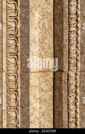 Gros plan de texture abstraite d'un magnifique mur en pierre de marbre d'époque beige, avec des lignes épurées et des moulures sculptées complexes Banque D'Images