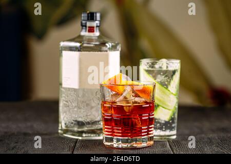 Vue latérale sur les cocktails de gin dans des verres avec bouteille Banque D'Images