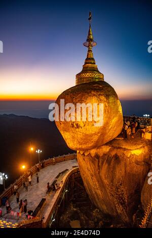 Golden Rock au coucher du soleil en Birmanie, Asie du Sud-est. Banque D'Images