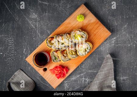 Petits pains à sushis tempura rôtis avec laitue et sauce Banque D'Images