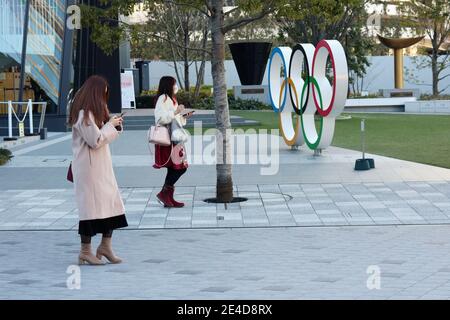 Le jardin du Musée Olympique du Japon. Les gens portent des masques et la région est exceptionnellement calme pendant l'état d'urgence du coronavirus. (Janv 2021) Banque D'Images