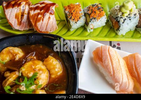 Sushis japonais de différentes variétés de poissons et de crevettes sauce aigre-douce Banque D'Images