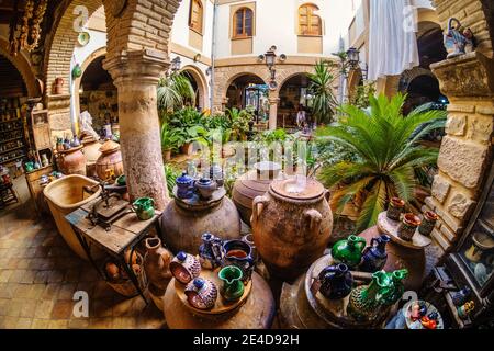 Poterie Tito. Exposition de céramique et de poterie dans la cour intérieure du magasin, Ubeda, site classé au patrimoine mondial de l'UNESCO. Province de Jaen, Andalousie, Sud S. Banque D'Images