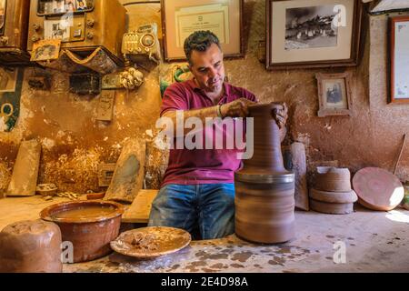 L'artisan Pablo Tito dans son atelier de céramique traditionnel. Alfareria Pablo et Paco Tito, Ubeda. Province de Cordoue, Andalousie, sud de l'Espagne Europe Banque D'Images