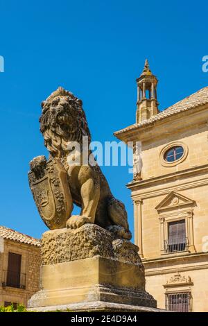 Statue de lion héraldique. Hôtel de ville, Palacio de las Cadenas par l'architecte Andres de Vandelvira sur la plaza Vazquez de Molina. Ubeda, province de Jaén Banque D'Images