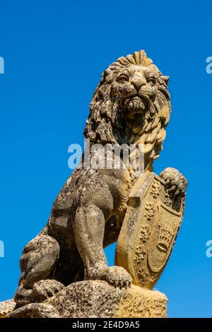 Statue de lion héraldique. Hôtel de ville, Palacio de las Cadenas par l'architecte Andres de Vandelvira sur la plaza Vazquez de Molina. Ubeda, province de Jaén Banque D'Images