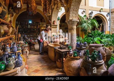 Poterie Tito. Exposition de céramique et de poterie dans la cour intérieure du magasin, Ubeda, site classé au patrimoine mondial de l'UNESCO. Province de Jaen, Andalousie, Sud S. Banque D'Images