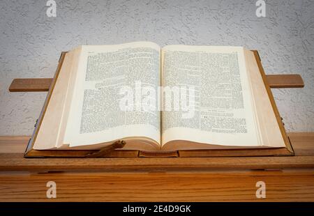 Ouvrez la vieille bible sur une table dans une église baptiste Banque D'Images